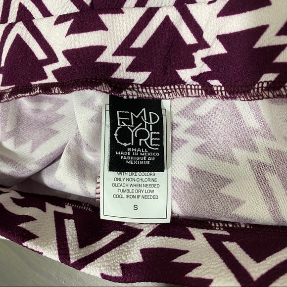Purple & White Triangle patterned skirt - Picture 2 of 2